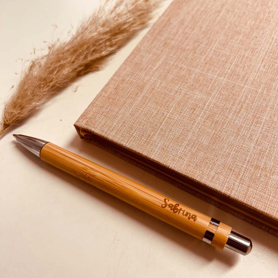 Personalisierter Kugelschreiber aus Holz - Schreibschrift